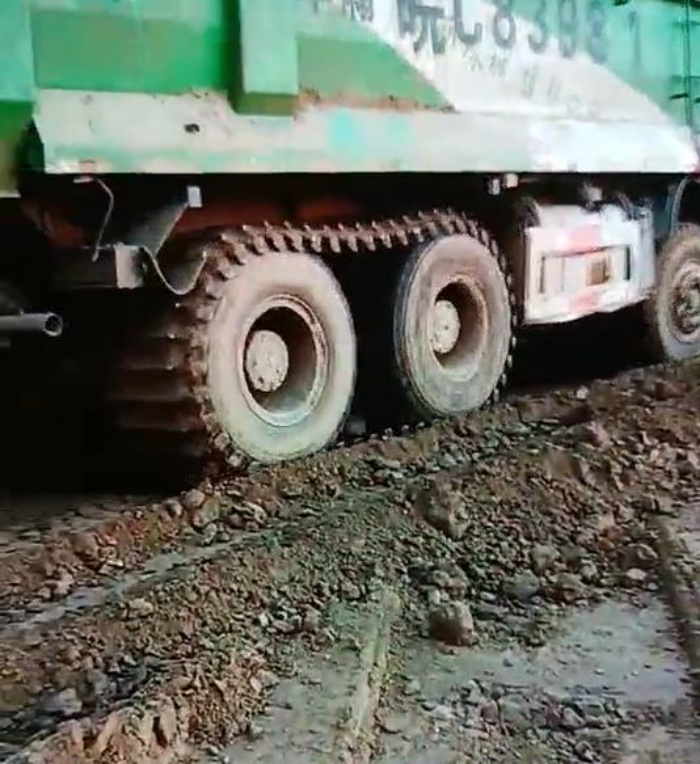 Anti-skid tracks on dump trucks